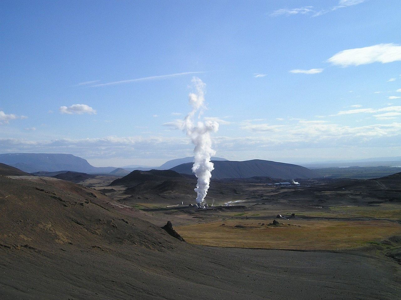 découvrez l'énergie géothermique, une source renouvelable et durable qui exploite la chaleur de la terre pour produire de l'électricité et chauffer des bâtiments. apprenez comment cette technologie verte contribue à la transition énergétique et à la réduction des émissions de carbone.