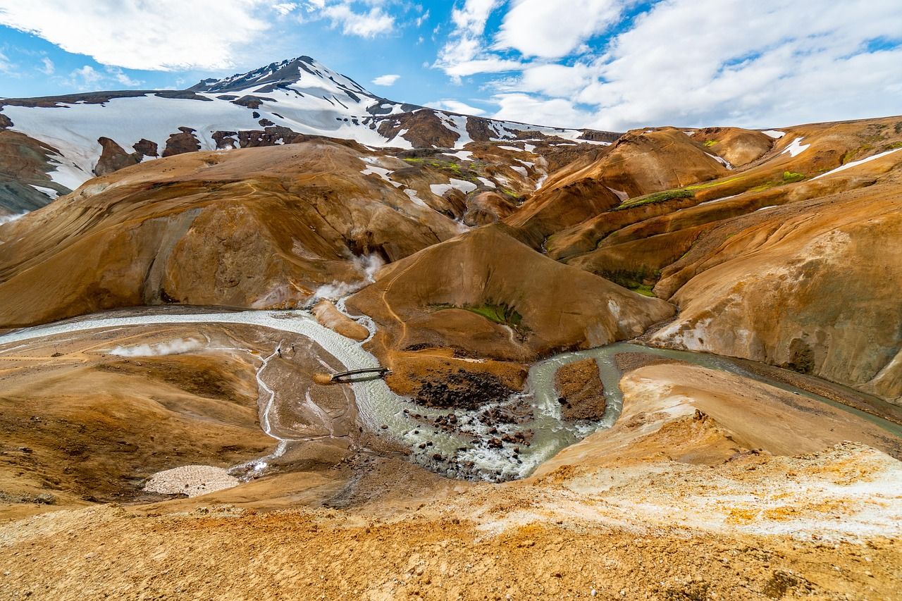 découvrez l'énergie géothermique, une source renouvelable et durable qui utilise la chaleur de la terre pour produire de l'électricité et chauffer des bâtiments. apprenez les avantages, les technologies et les applications de cette énergie propre et son impact positif sur l'environnement.