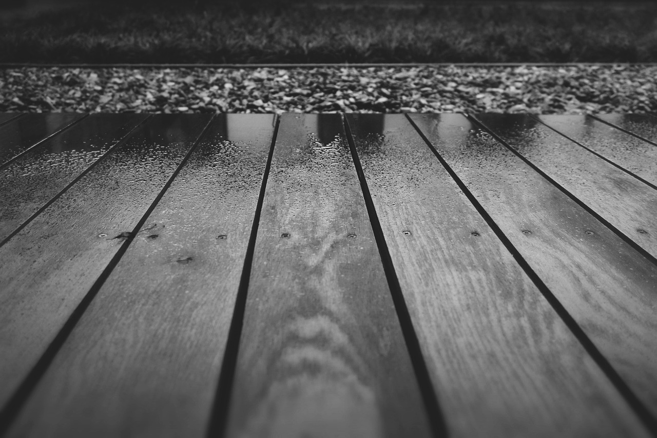 Fatigué d’entretenir votre terrasse en bois ? Découvrez ce matériau naturel nouvelle génération qui simplifie tout…