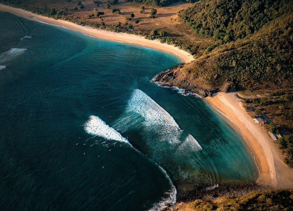 découvrez l'énergie marine, une source renouvelable qui exploite la puissance des océans pour produire de l'électricité. explorez les technologies innovantes et les avantages écologiques qu'elle offre pour un avenir durable.