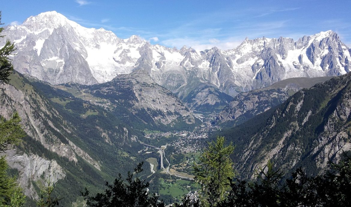 participez au mont-blanc marathon, une course emblématique au milieu de paysages époustouflants. dévalez les sentiers alpins tout en vivant une expérience sportive unique, mêlant défi et aventure au cœur des montagnes.