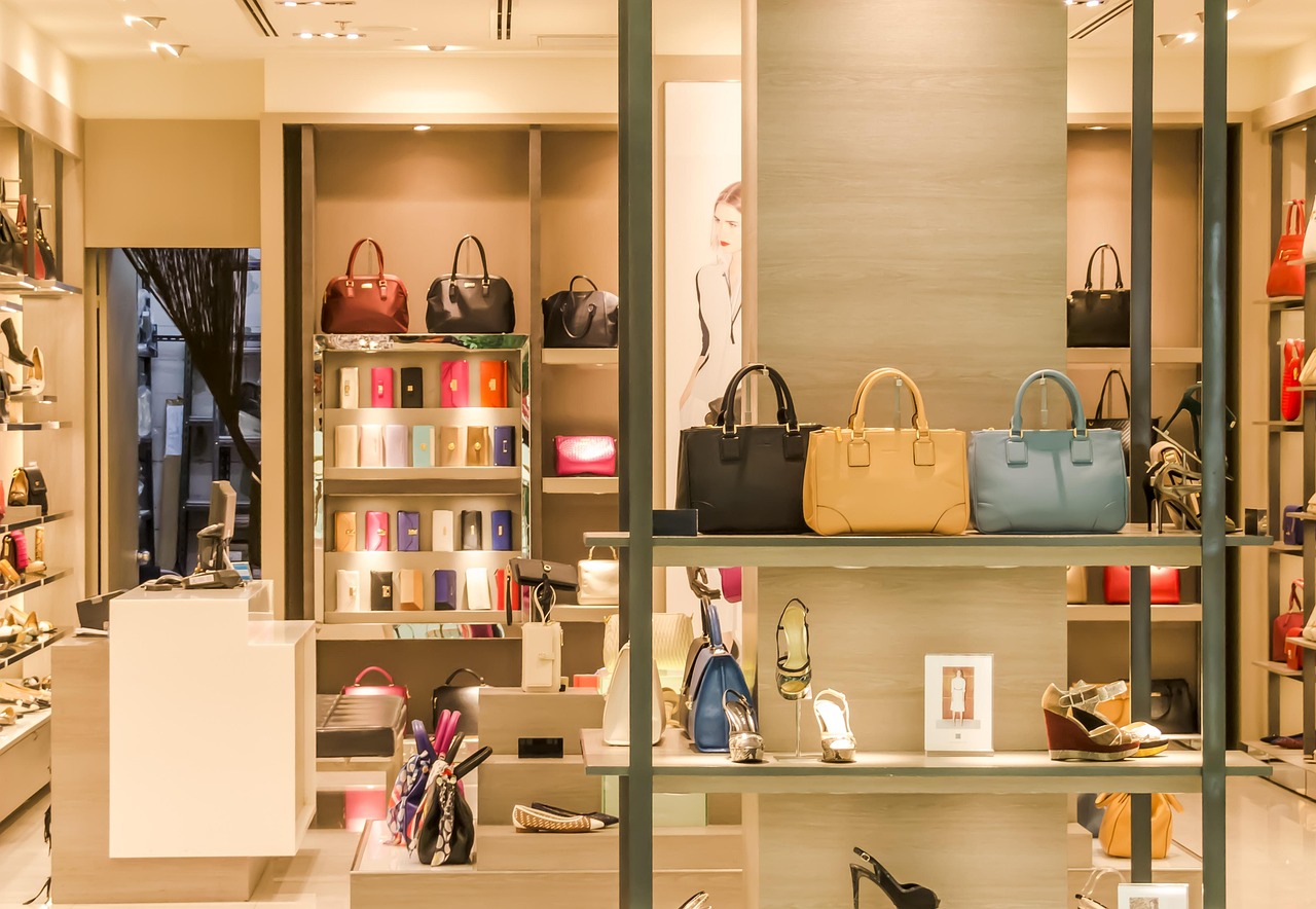 découvrez l'univers de la fast fashion : des tendances rapides et abordables qui redéfinissent le shopping moderne. explorez comment cette industrie influente façonne notre style, nos choix et l'impact environnemental à travers des collections renouvelées en permanence.