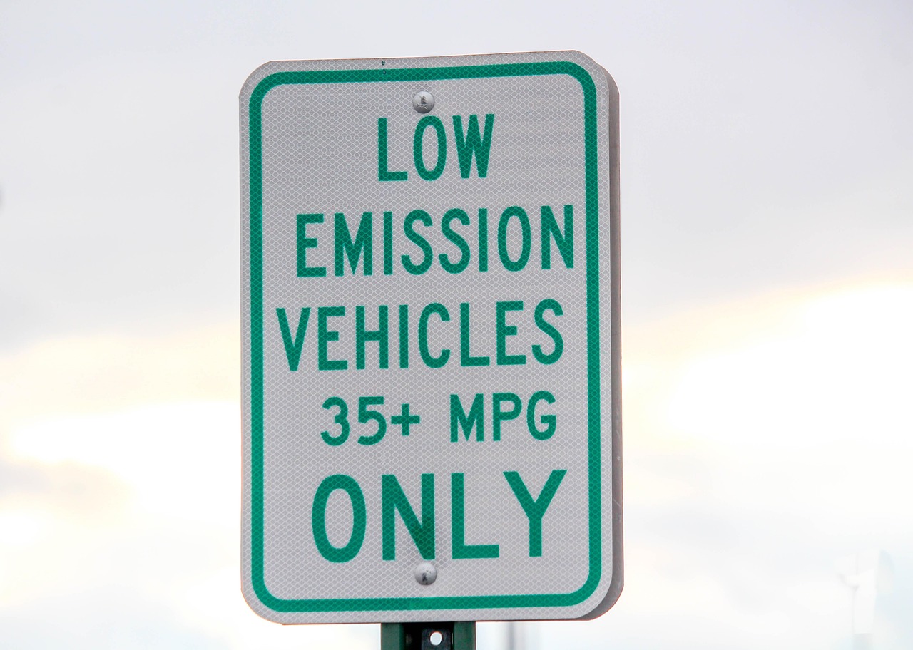 découvrez tout ce qu'il faut savoir sur les émissions de gaz à effet de serre : définitions, sources principales, impacts sur le climat et solutions pour les réduire.