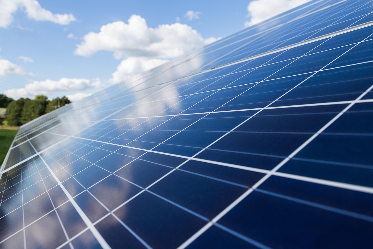 découvrez comment l'énergie solaire transforme notre quotidien : avantages, fonctionnement et conseils pour adopter cette source d'énergie renouvelable économique et écologique.