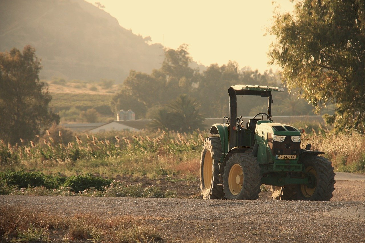 découvrez le métier d'agriculteur : un professionnel dédié à la culture des terres et à l'élevage pour nourrir la population.