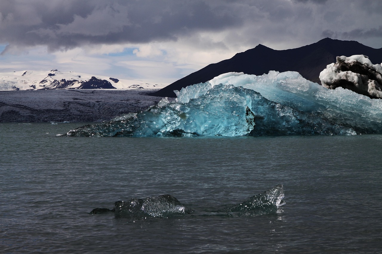 découvrez l'importance de la préservation des glaciers pour protéger notre environnement et lutter contre le changement climatique.