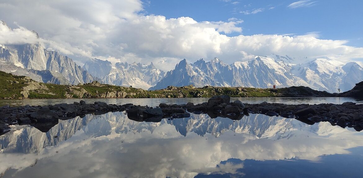 découvrez l'utmb, l'ultra-trail du mont-blanc, une course de renommée mondiale qui rassemble les meilleurs trailers autour du massif du mont-blanc. infos, parcours, et conseils.